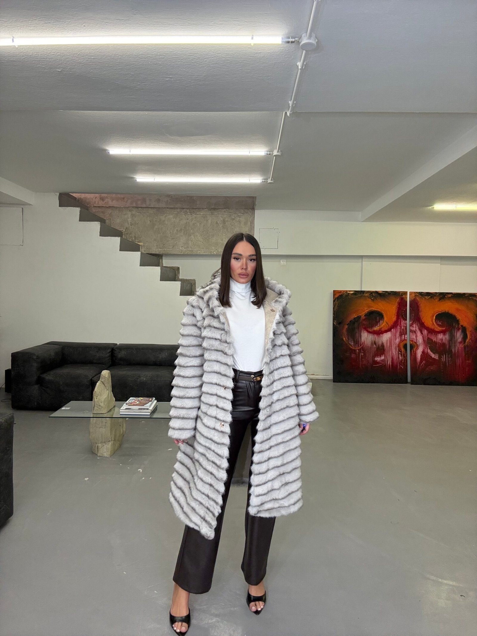 PELLUSH I GJATË NË TRAJTË GEZOFI ME KAPUÇ