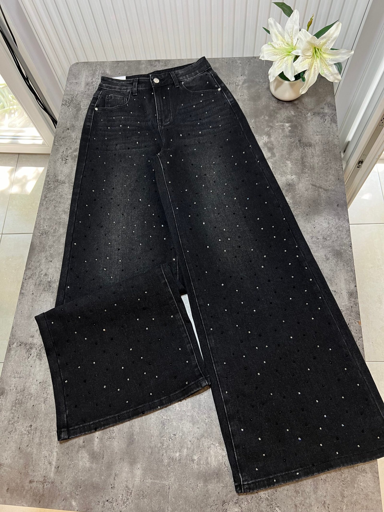 XHINSE TË ZEZA WIDE LEG ME GURË DEKORATIVË
