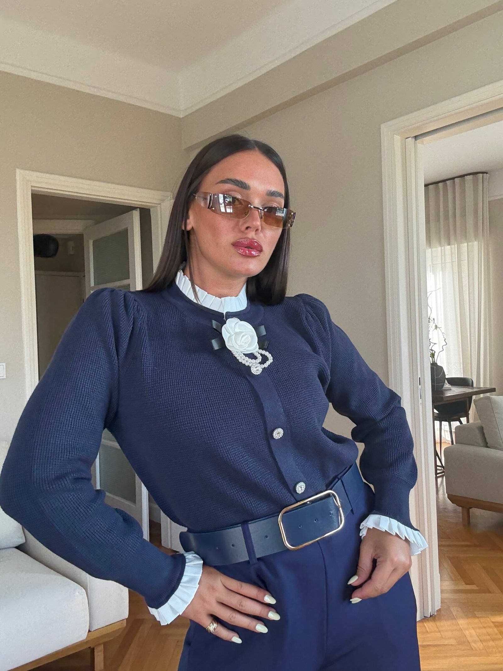 BLUZË ELEGANTE ME JAKË DEKORATIVE & LULE SPILË