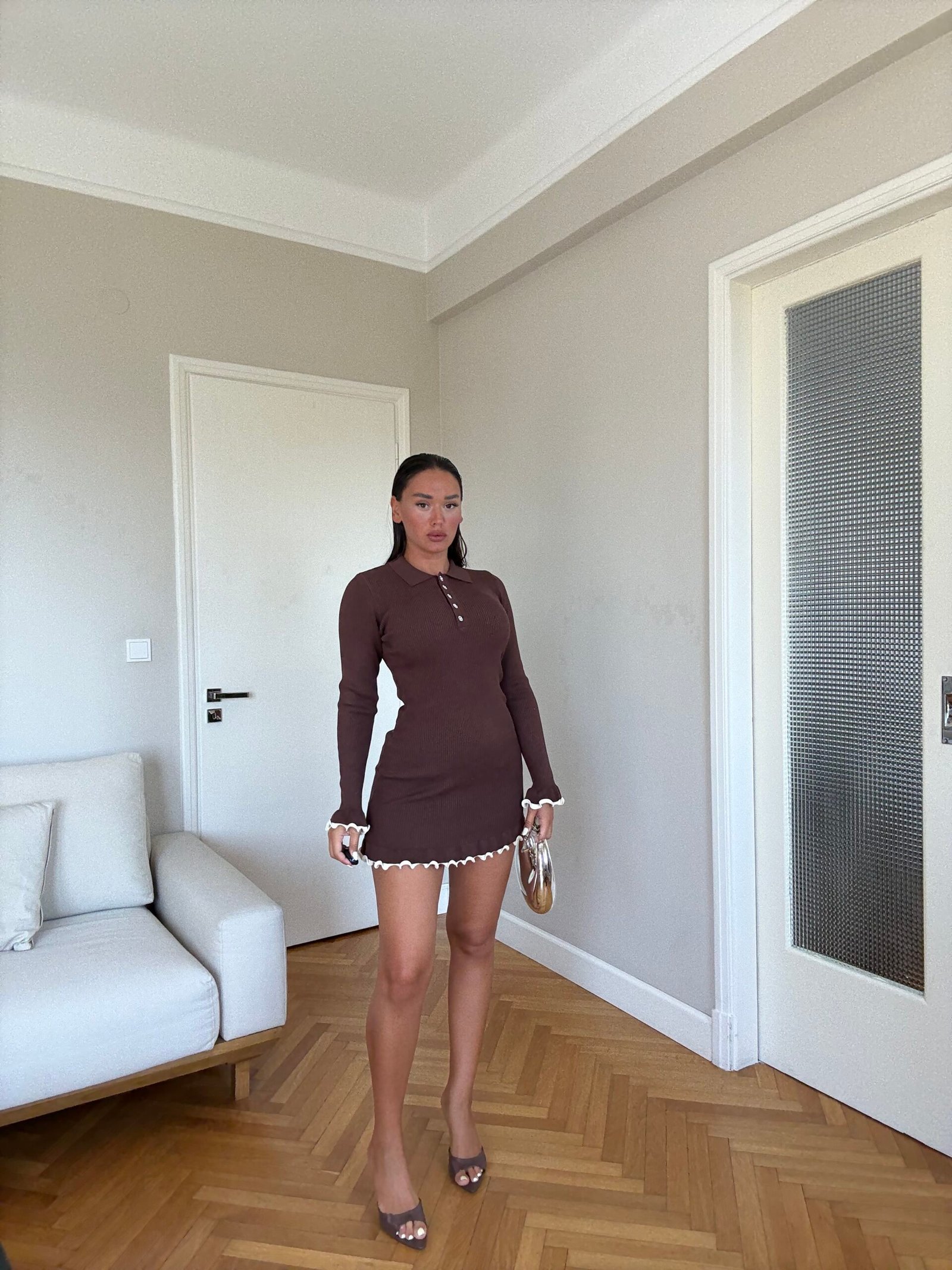 FUSTAN TRIKO I SHKURTËR ME JAKË POLO DHE DETAJE KONTRAST