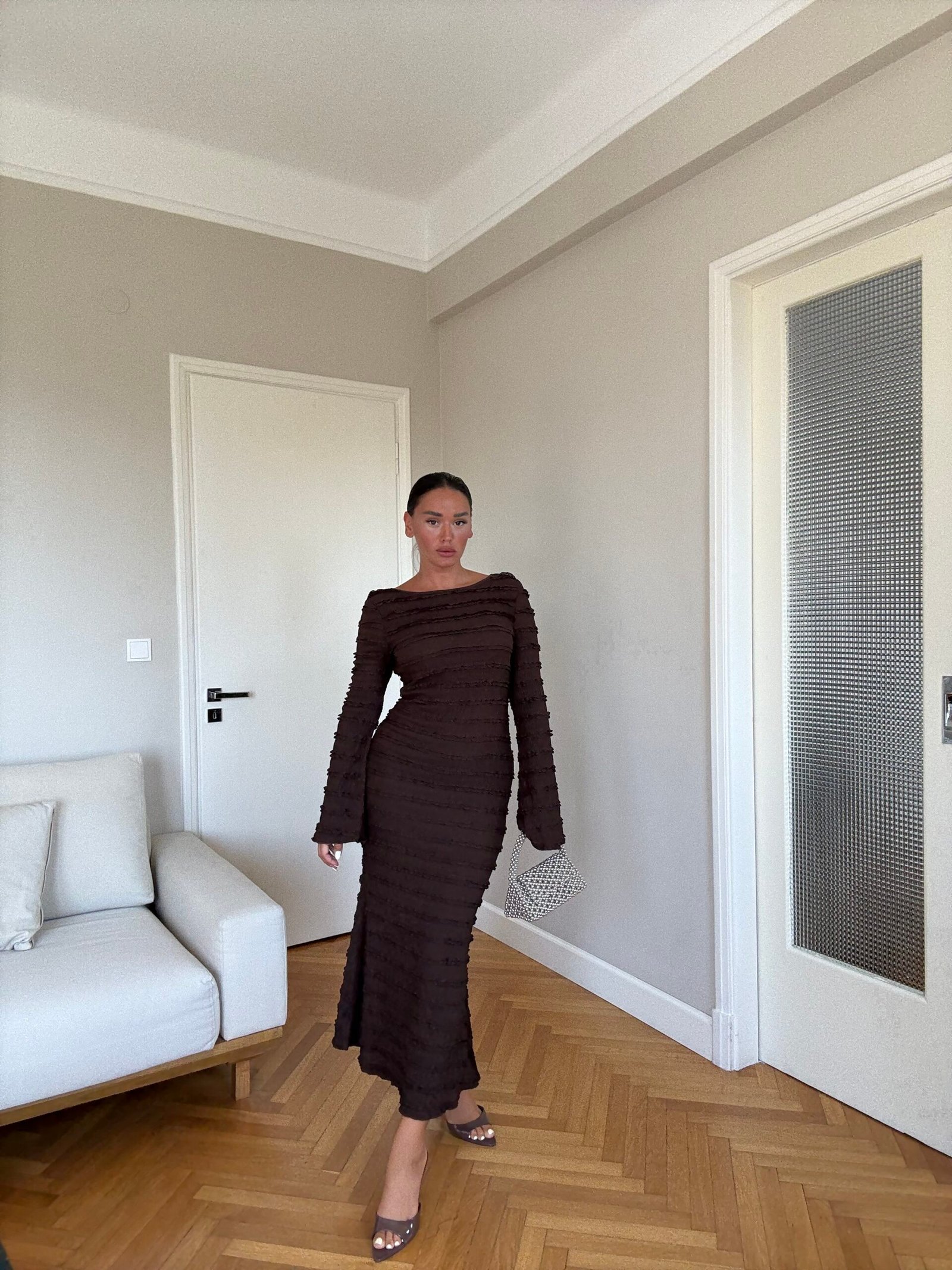 FUSTAN I GJATË ME MËNGË TË GJATA DHE TEKSTURË VALËZIMI