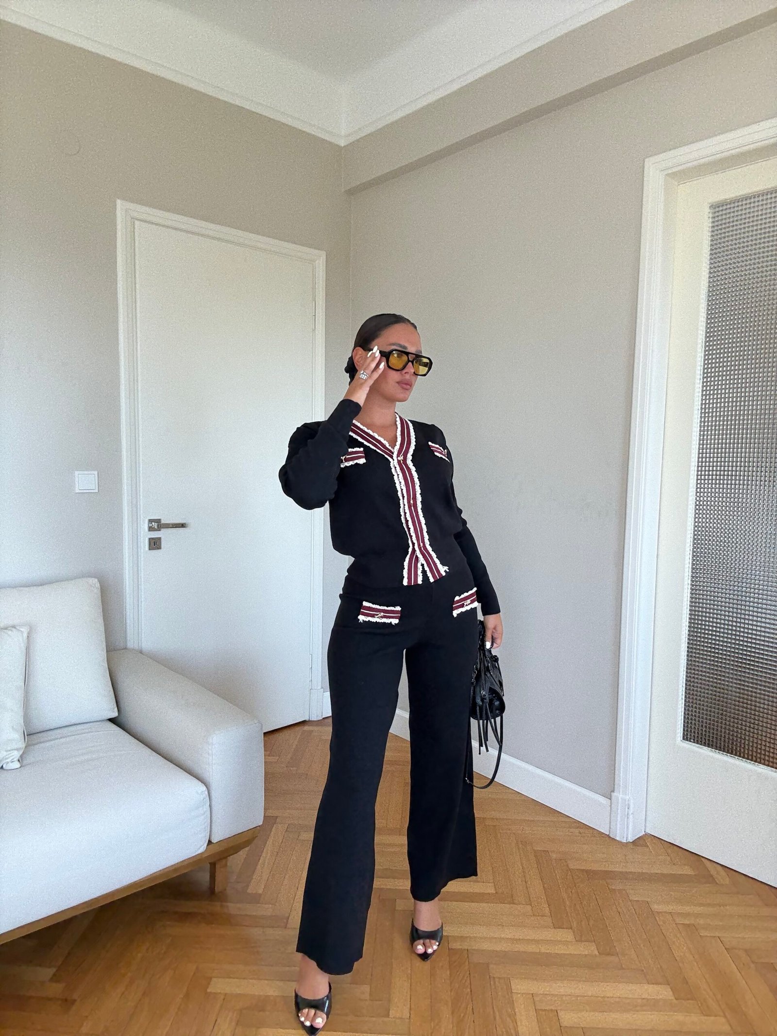 SET DY PJESËSH I TRIKOTUAR ME DETAJE KONTRAST