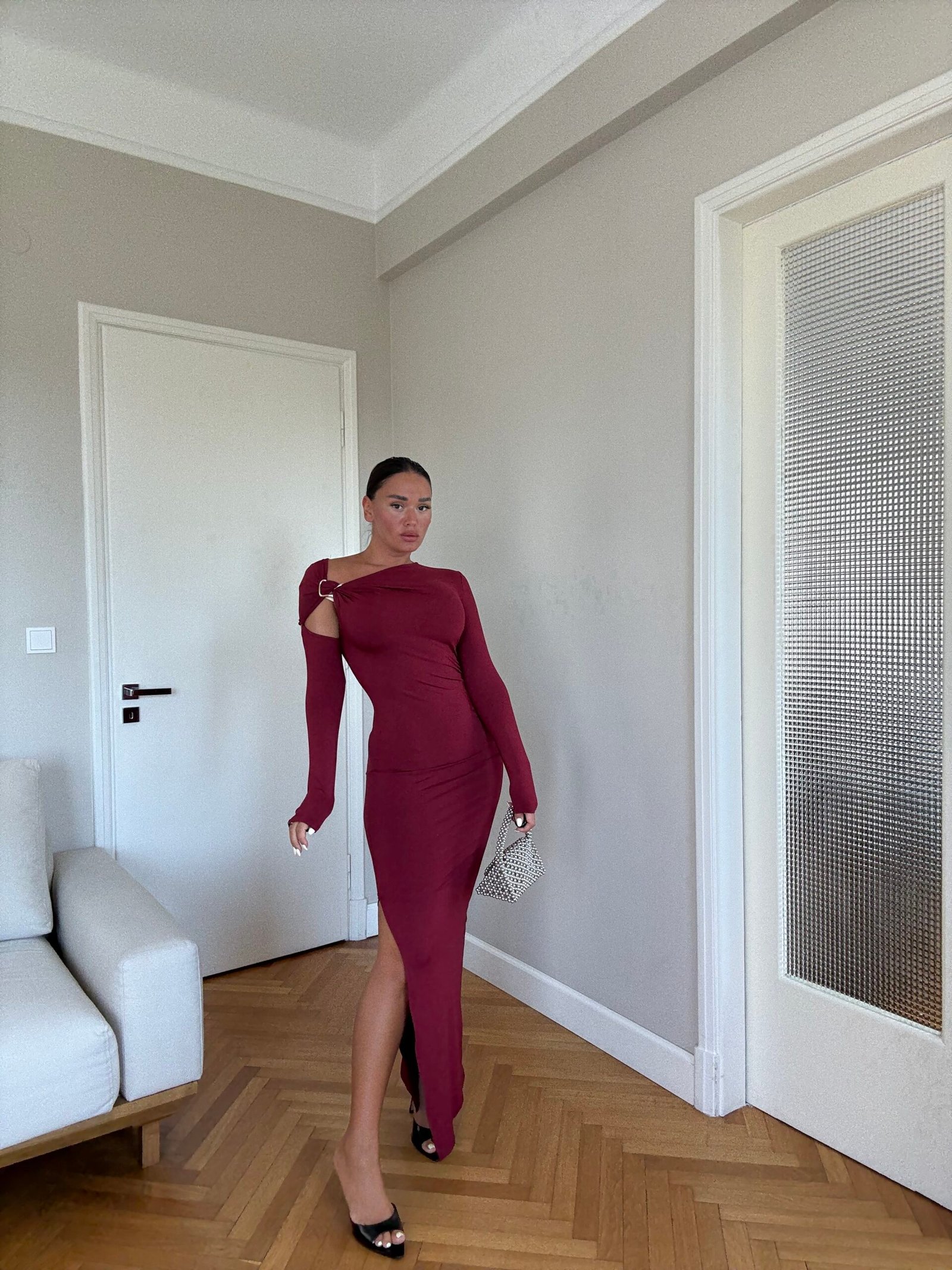 FUSTAN I GJATË ME MËNGË TË GJATA DHE DETAJ NË SHPATULL