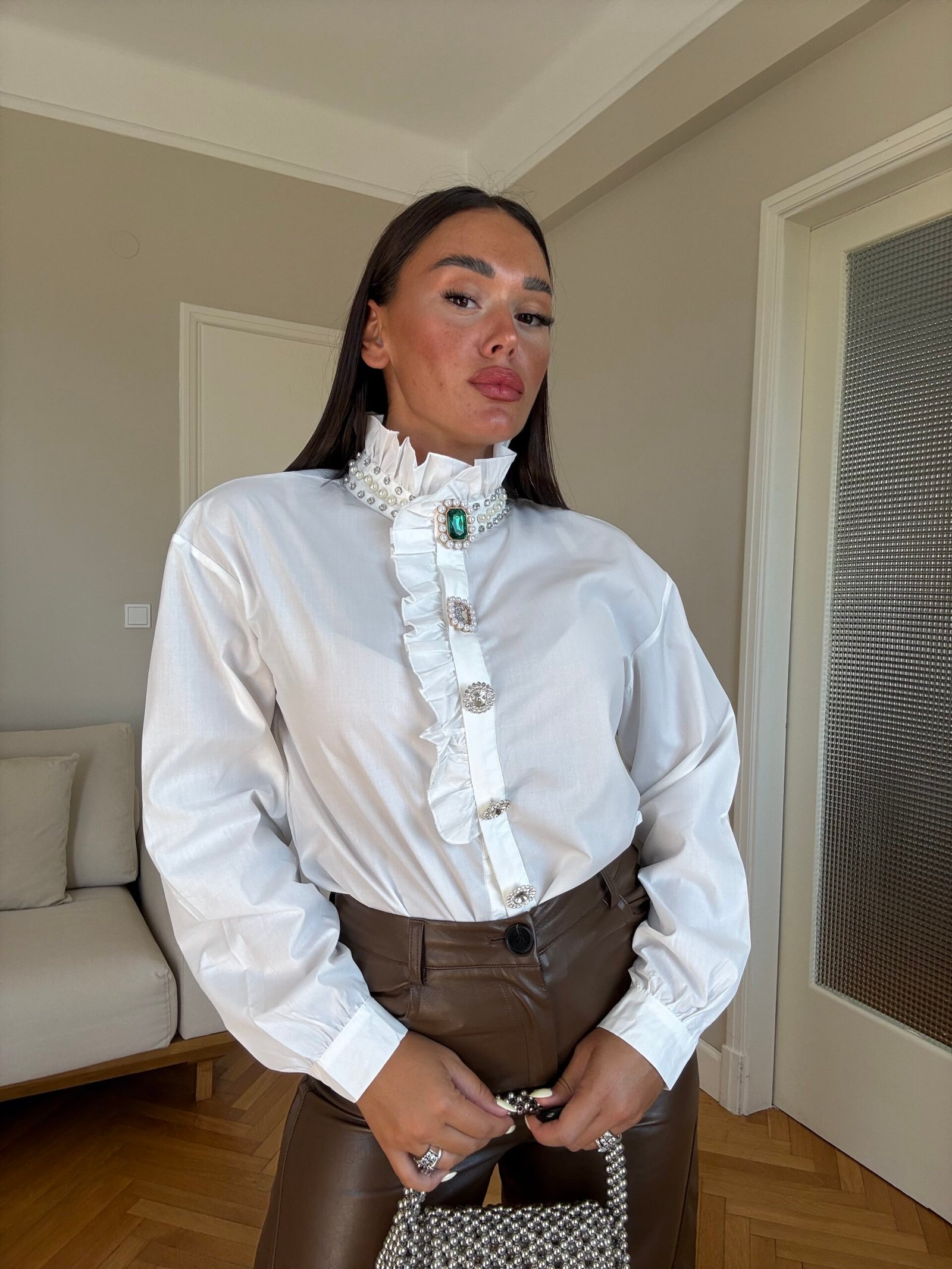 KËMISHË E BARDHË ELEGANTE