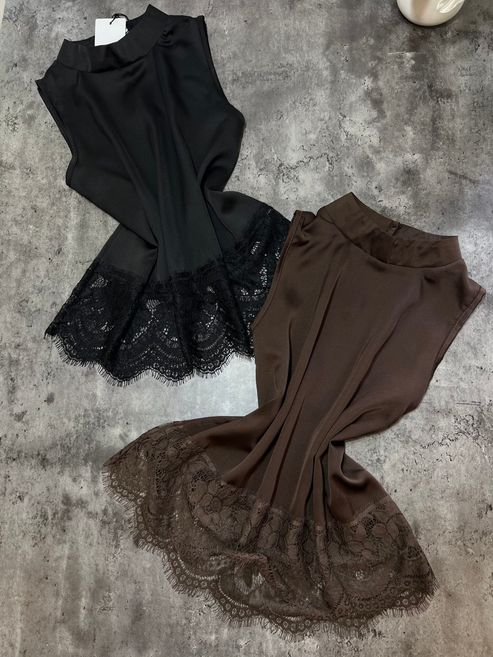 BLUZË SATENI ME DETAJ DANTELLE