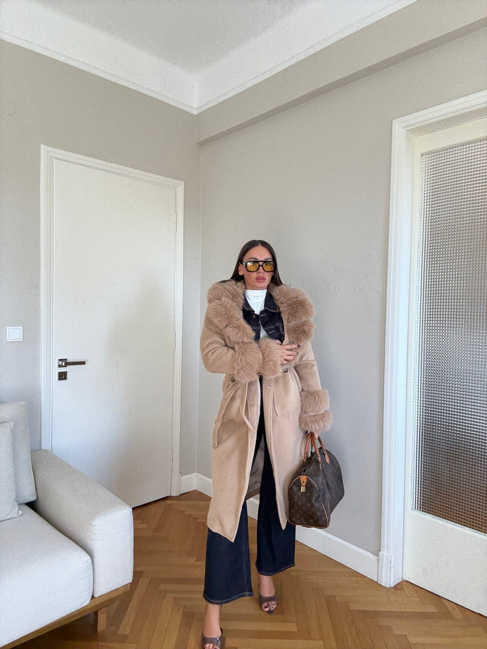 PALLTO ELEGANTE ME JAKË DHE MËNGË PELLUSHI