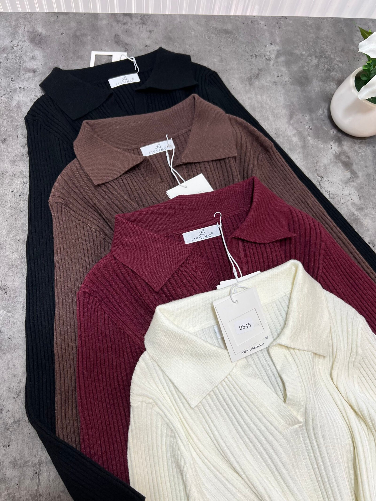 BLUZË BAZIKE ME JAKË KËMISHË NË MATERIAL RIBBED