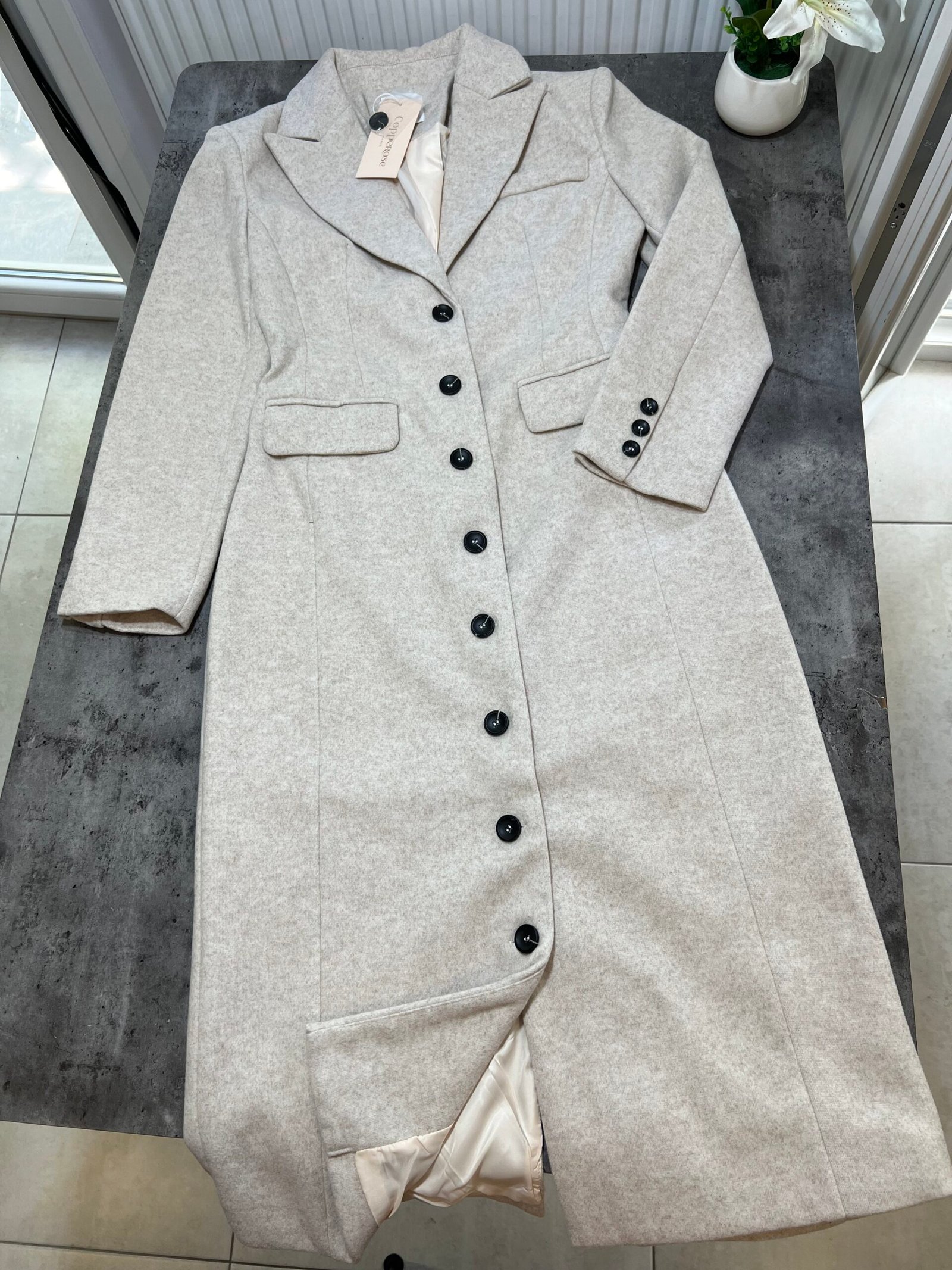 PALLTO E GJATË KLASIKE ME KOPSA TE SHUMËFISHTA