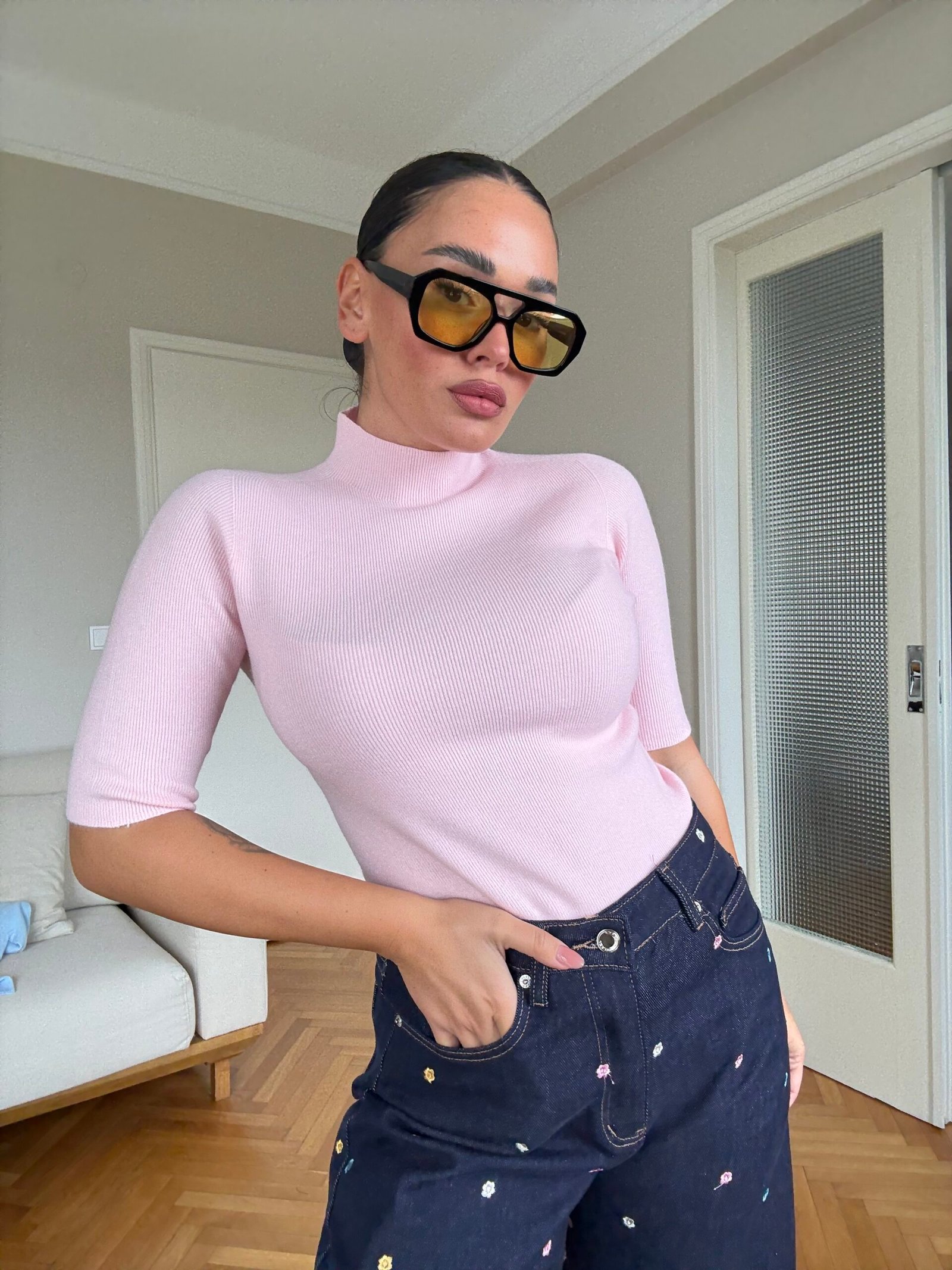 BLUZË ME MËNGË TË SHKURTRA DHE JAKË TË LARTË