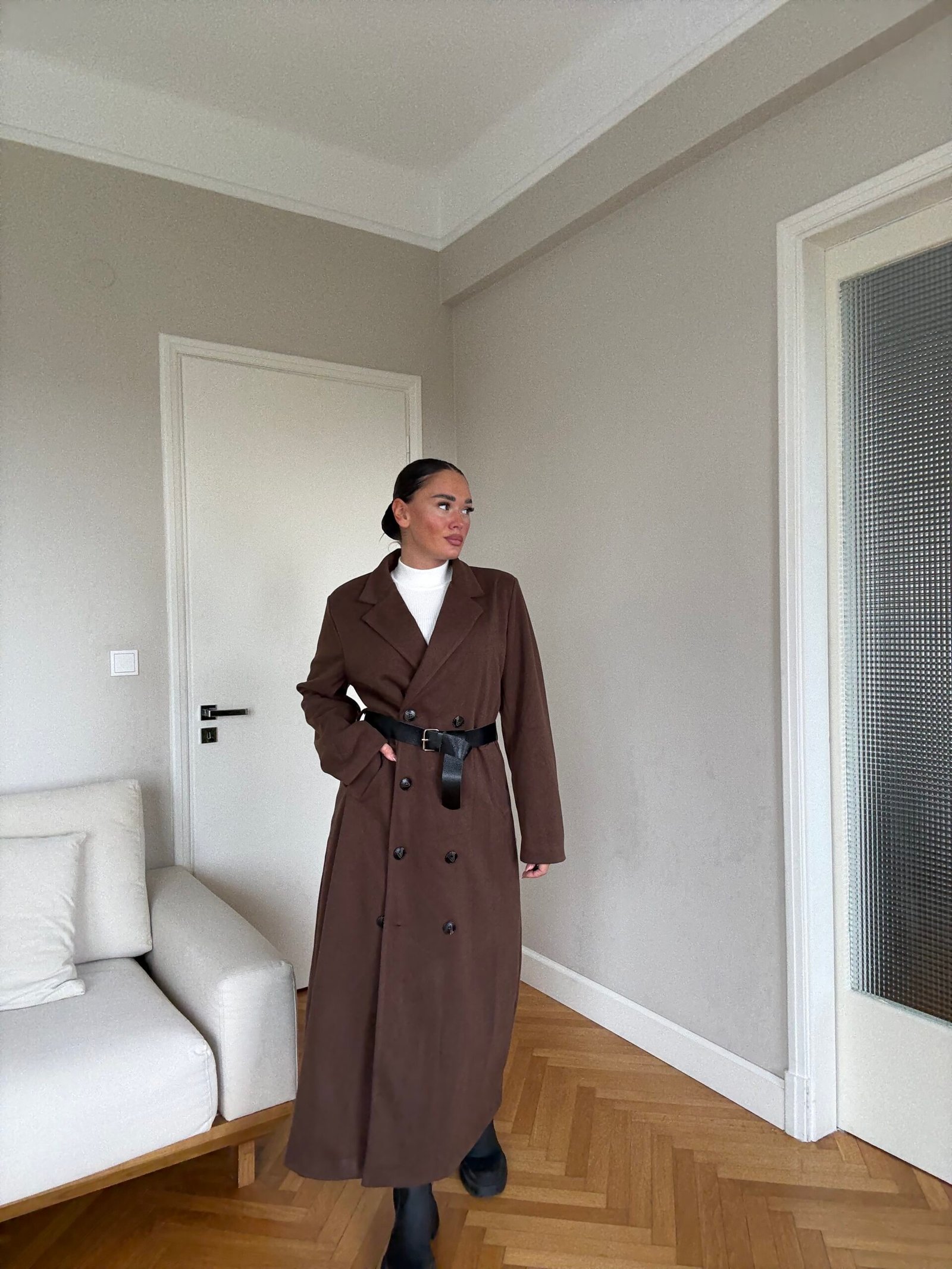 PALLTO E GJATË ME KOPSA DHE BREZ