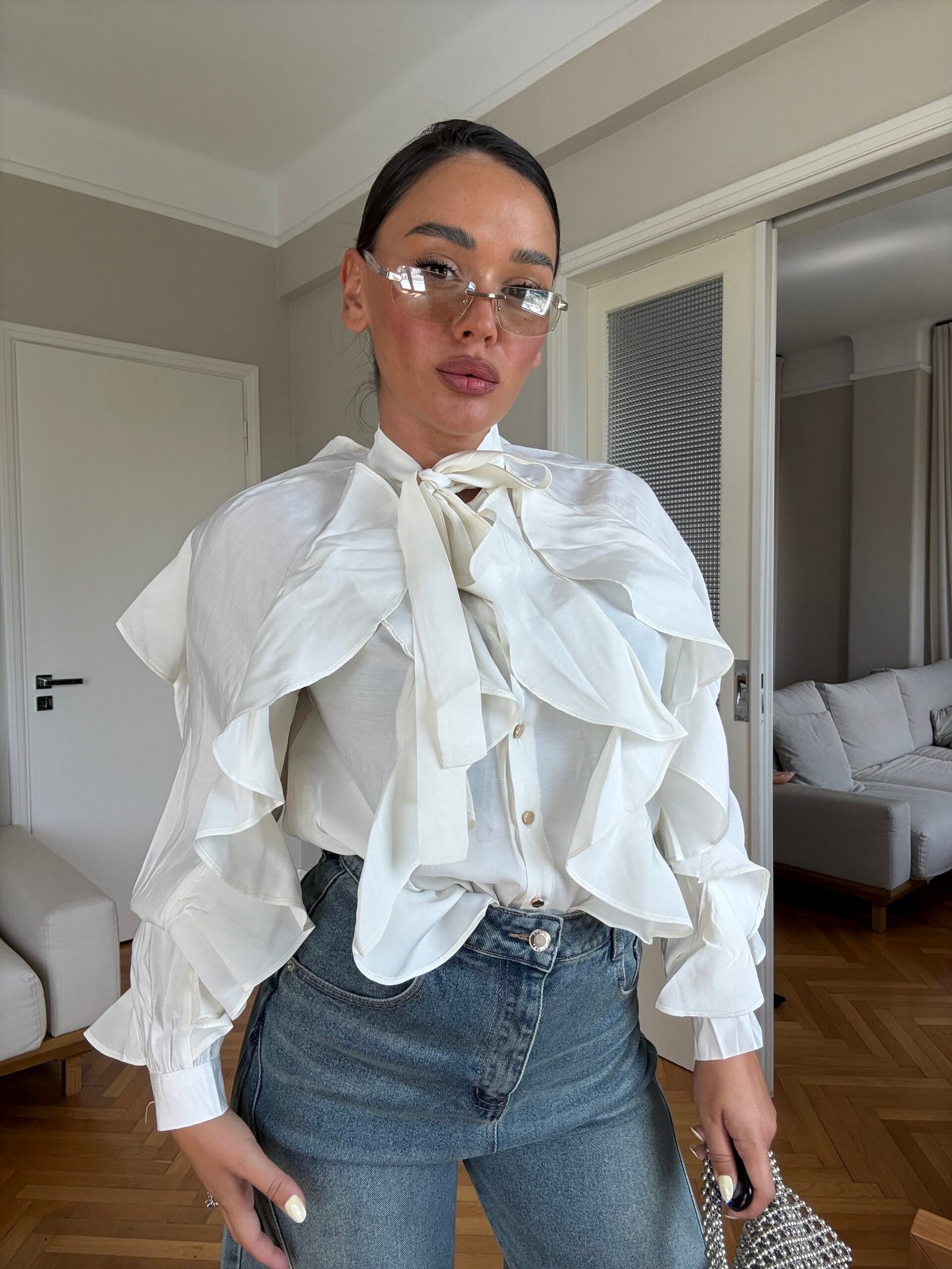 KËMISHË ELEGANTE ME VOLANE DHE LIDHËSE NË QAFË