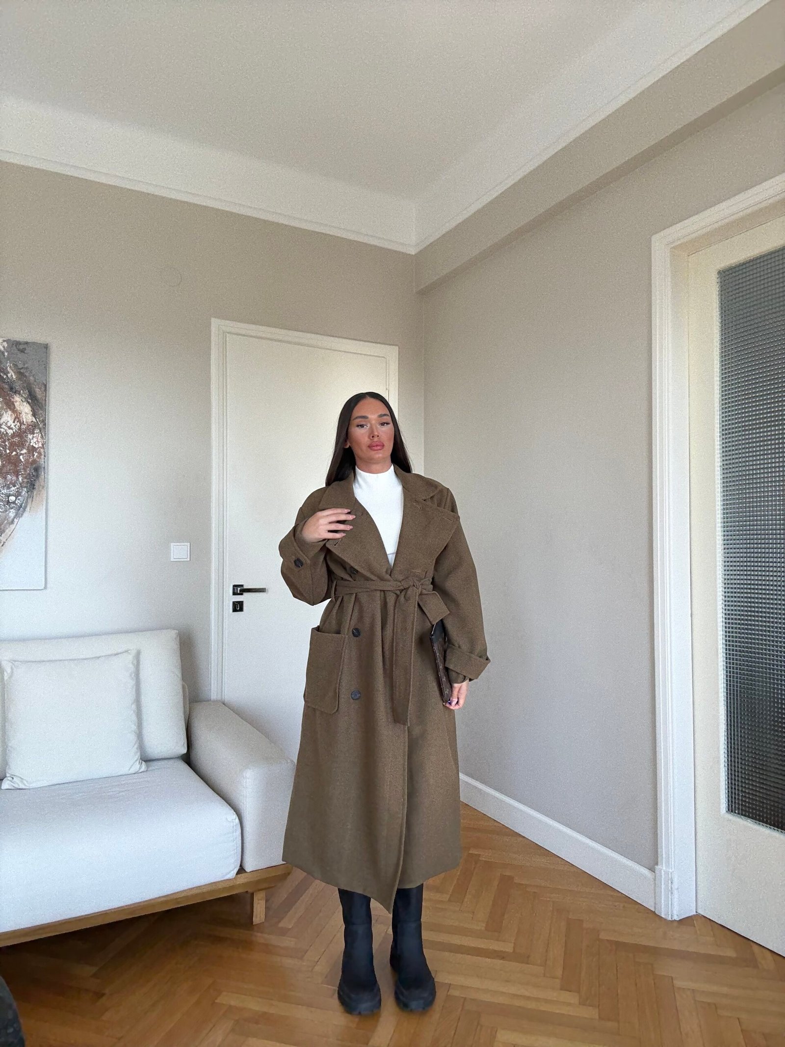 PALLTO E GJATE STOFI ME RRIP NË BEL DHE PRERJE KLASIKE