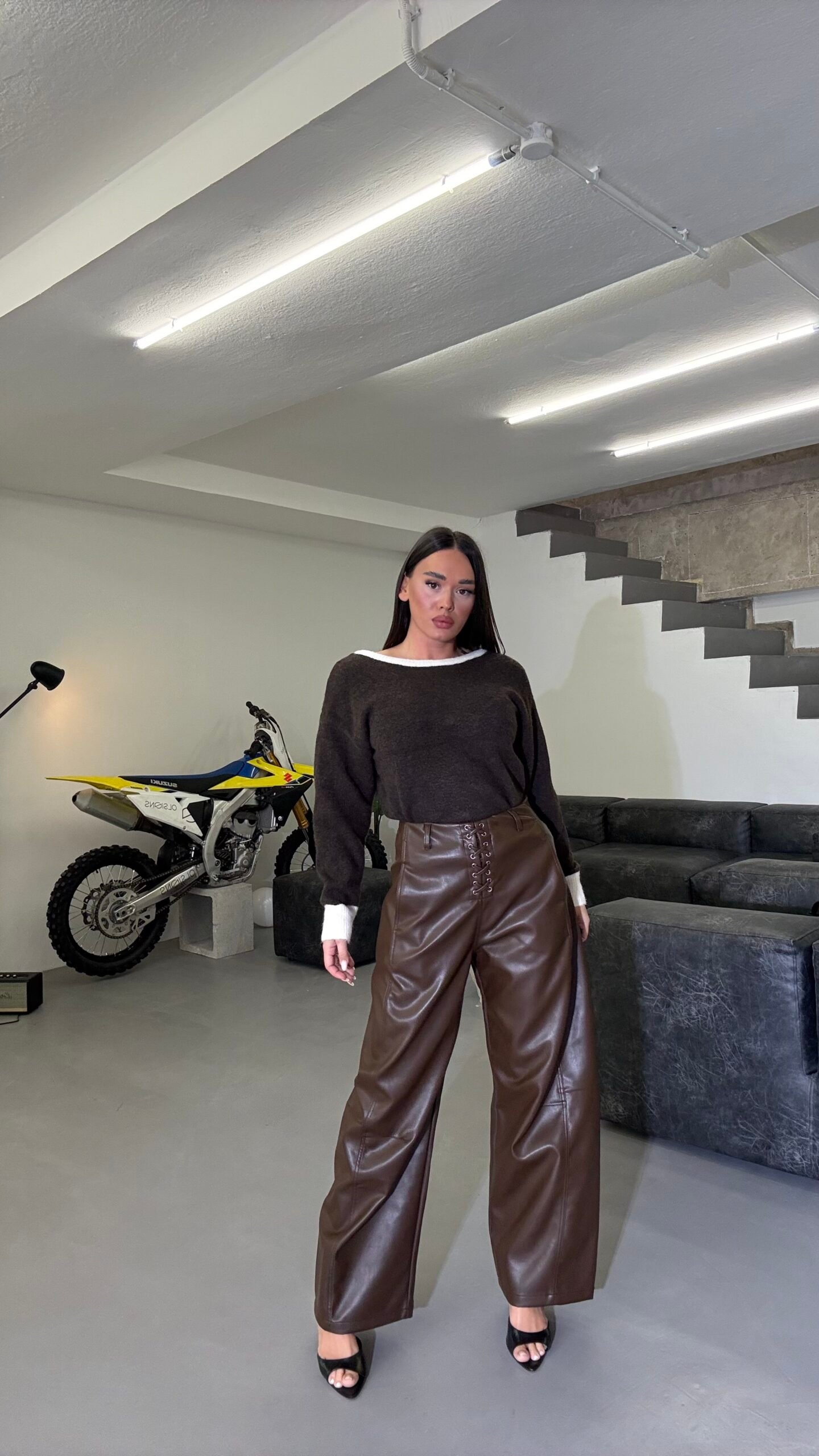 PANTALLONA LËKURE BAGGY ME DETAJ LIDHËSESH