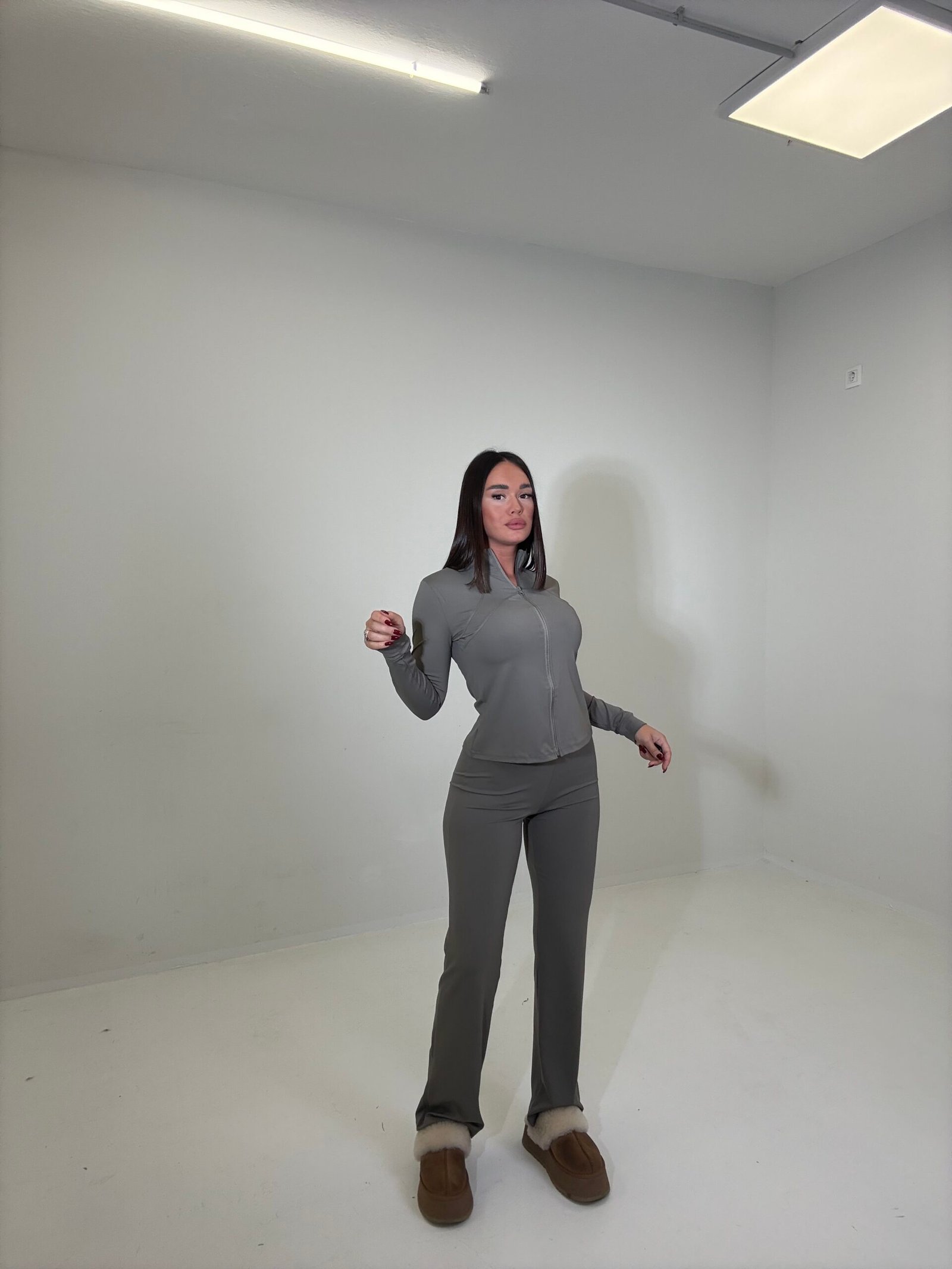 SET 2 PJESËSH ME TRIKO DHE STRECE ME PRERJE TË DREJTË