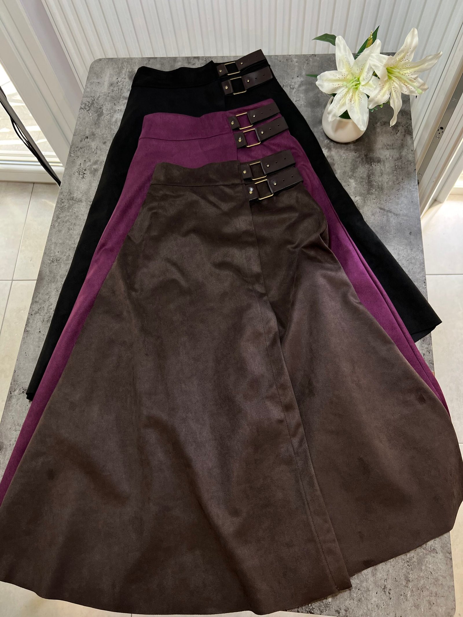 FUND SUEDE ME RRIPA DEKORATIVE NE BEL