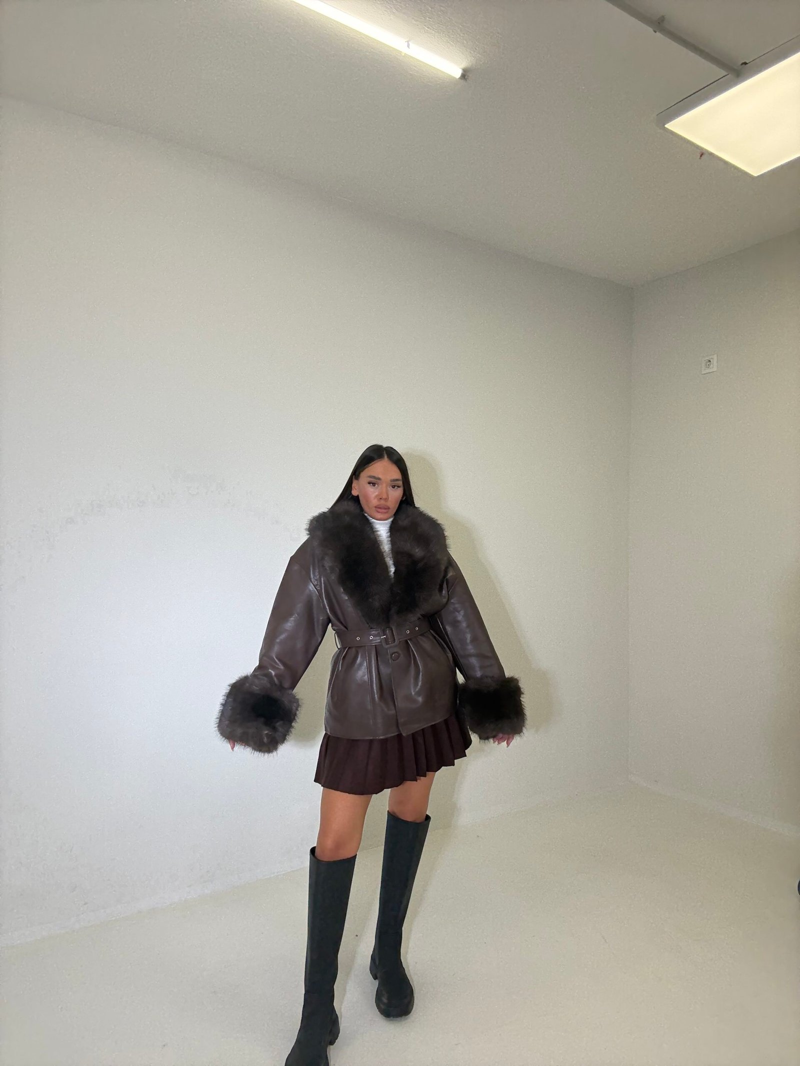 XHAKETË LËKURE ME RRIP DHE PELLUSH TË BRENDSHËM