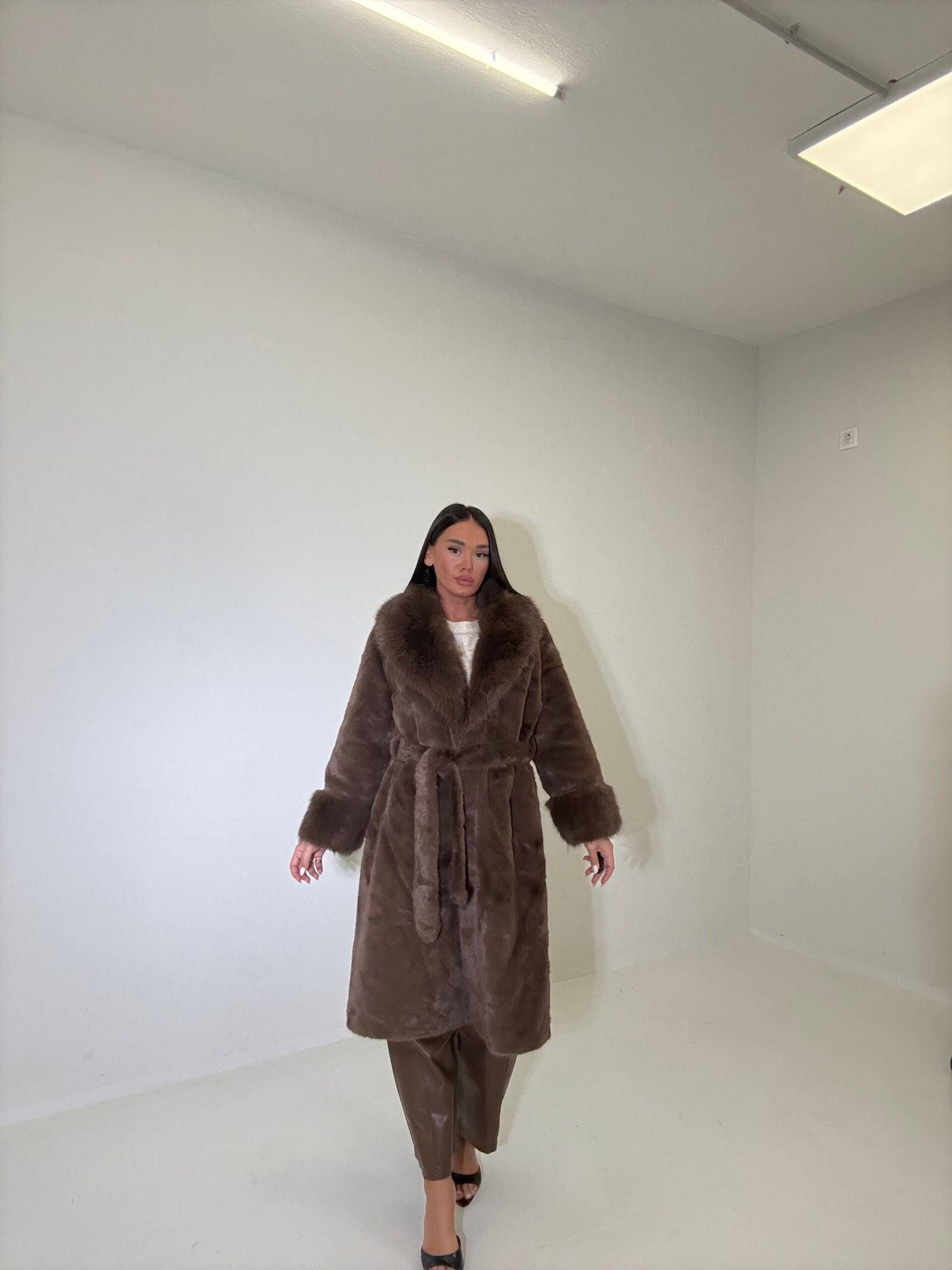 PALLTO PELLUSHI ME RRIP NË BEL