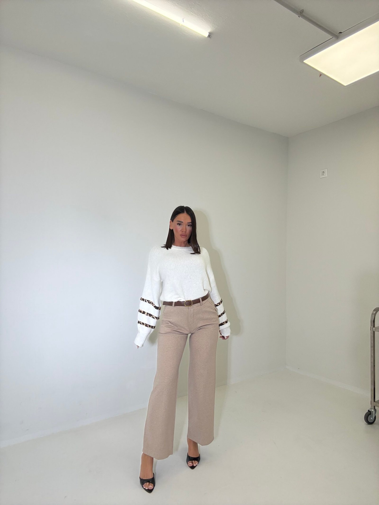 PANTALLONA TË GJATA STOFI ME RRIP NË BEL