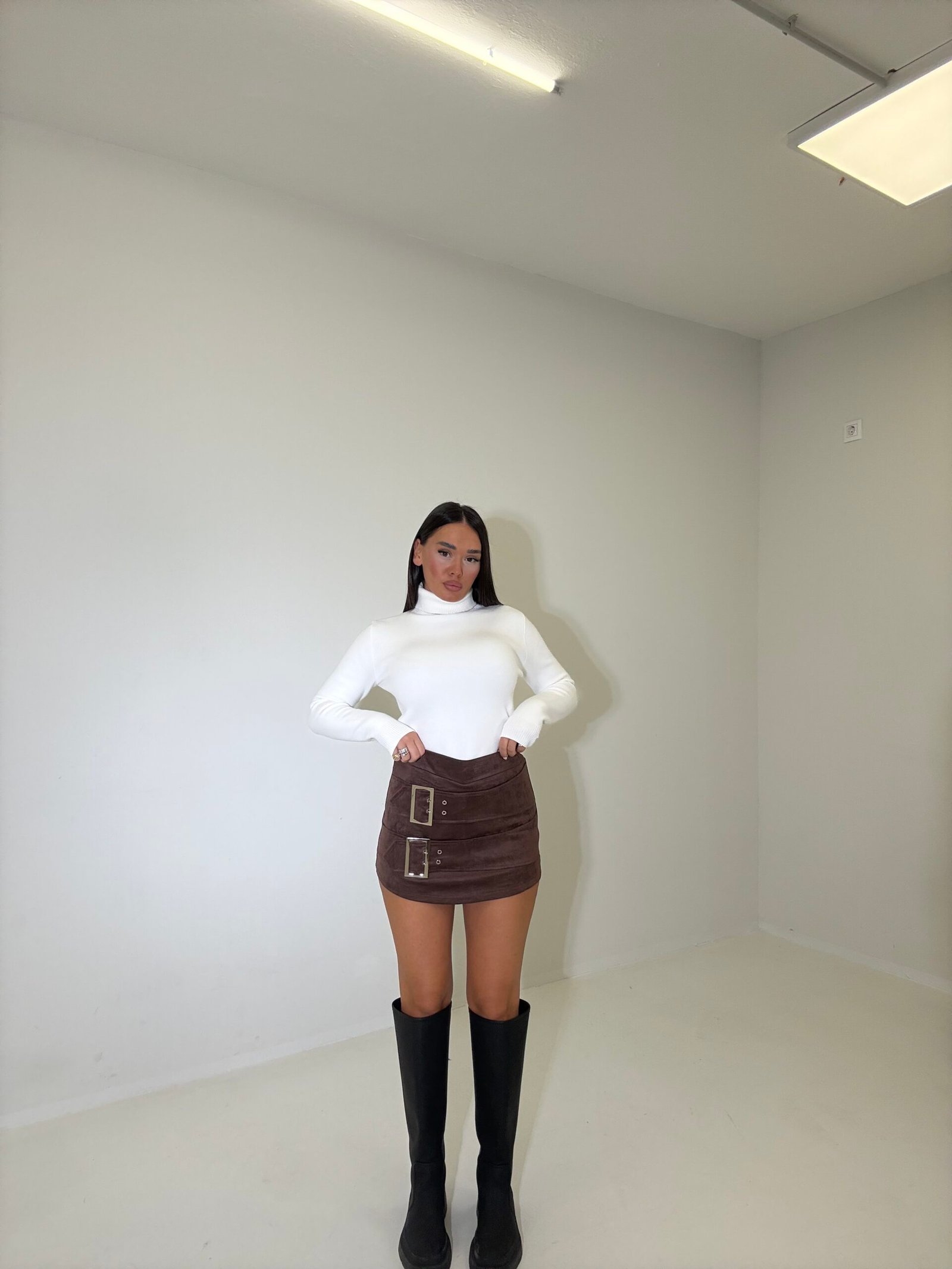 FUNDPANTALLON SUEDE ME DETAJE RRIPI PËRPARA