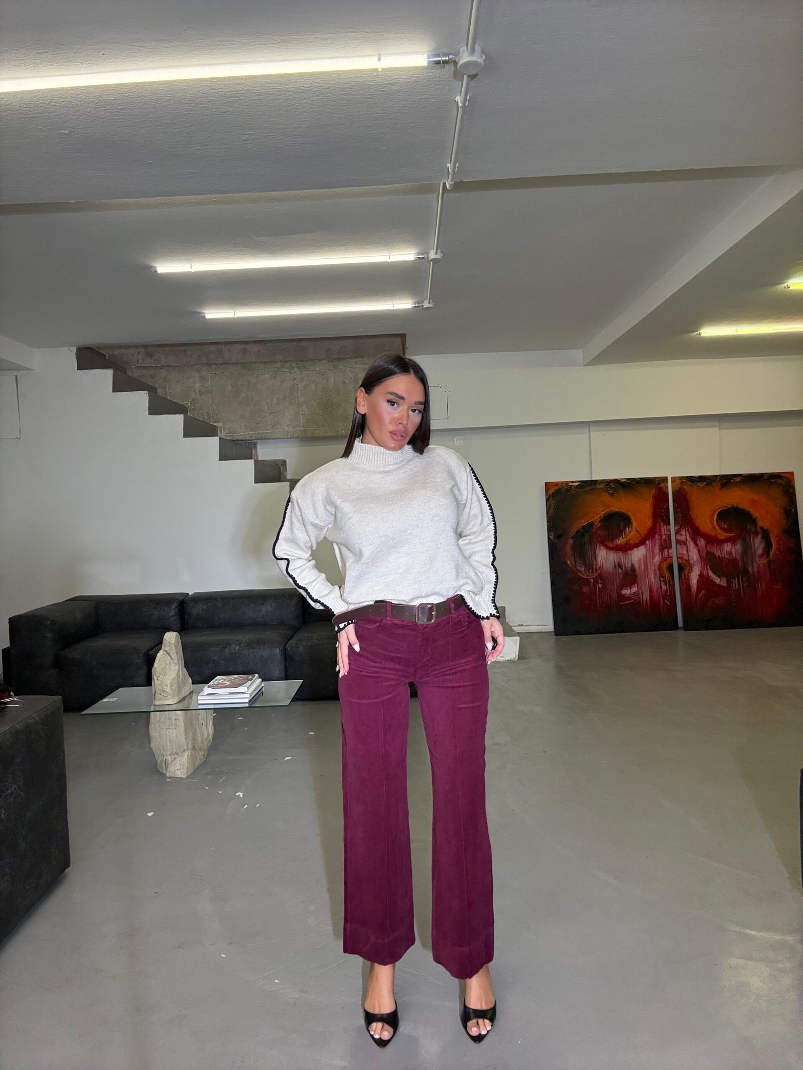 PANTALLONA TË GJATA KADIFE ME RRIP NË BEL