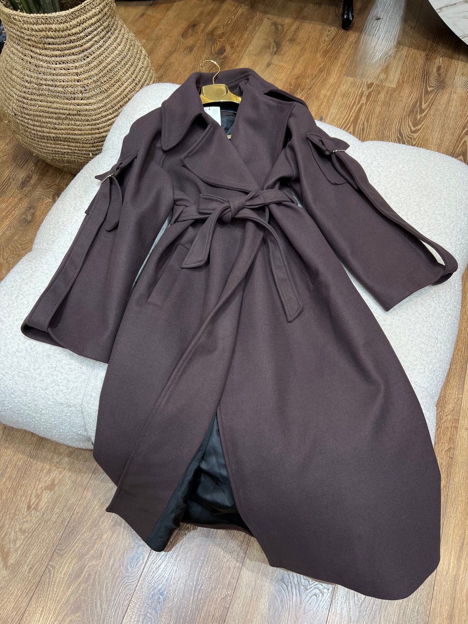 PALLTO E GJATE ME DETAJE TE VECANTA DHE RRIP