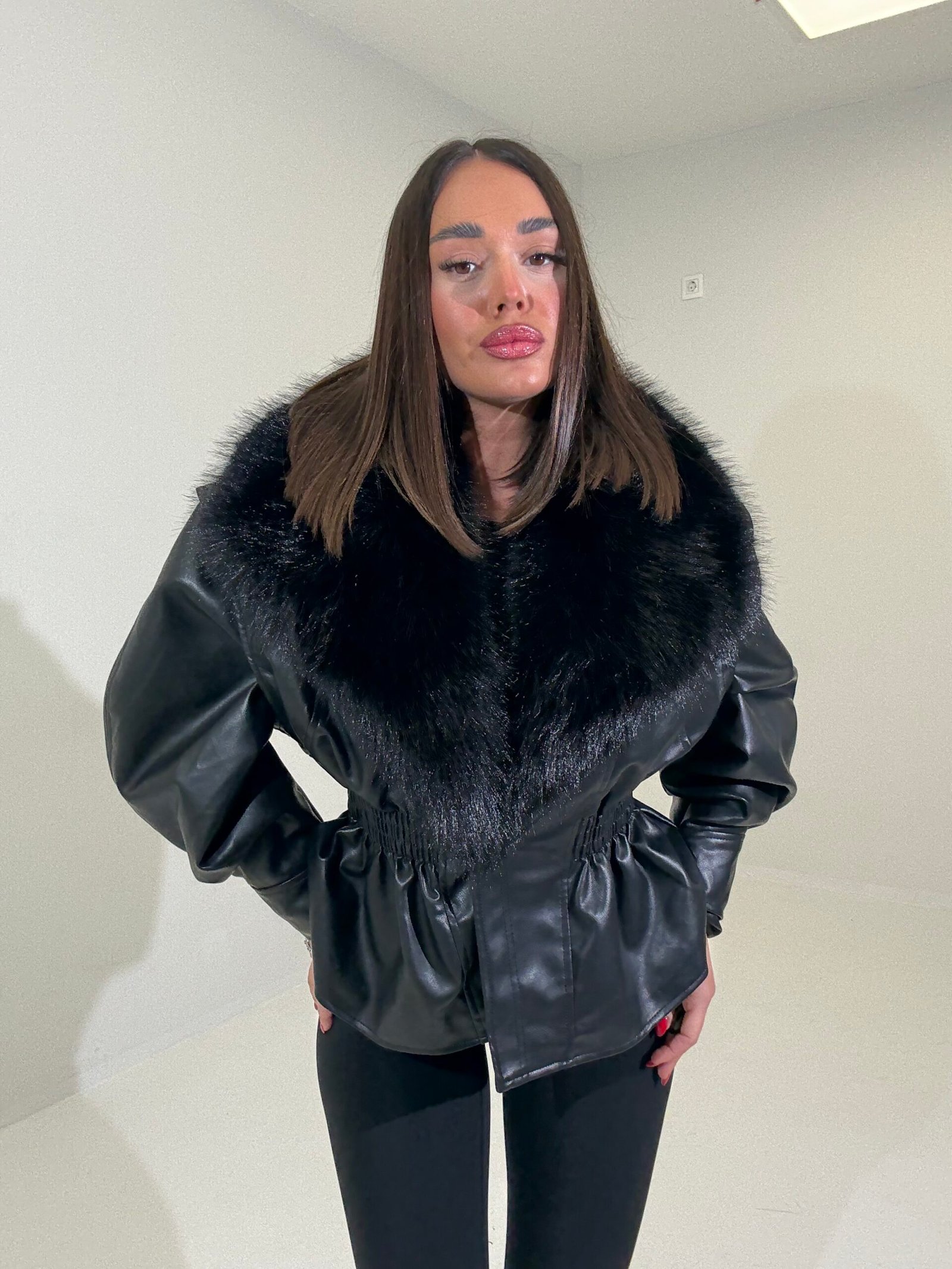 XHAKETË LËKURE HOURGLASS ME PELLUSH BRENDA