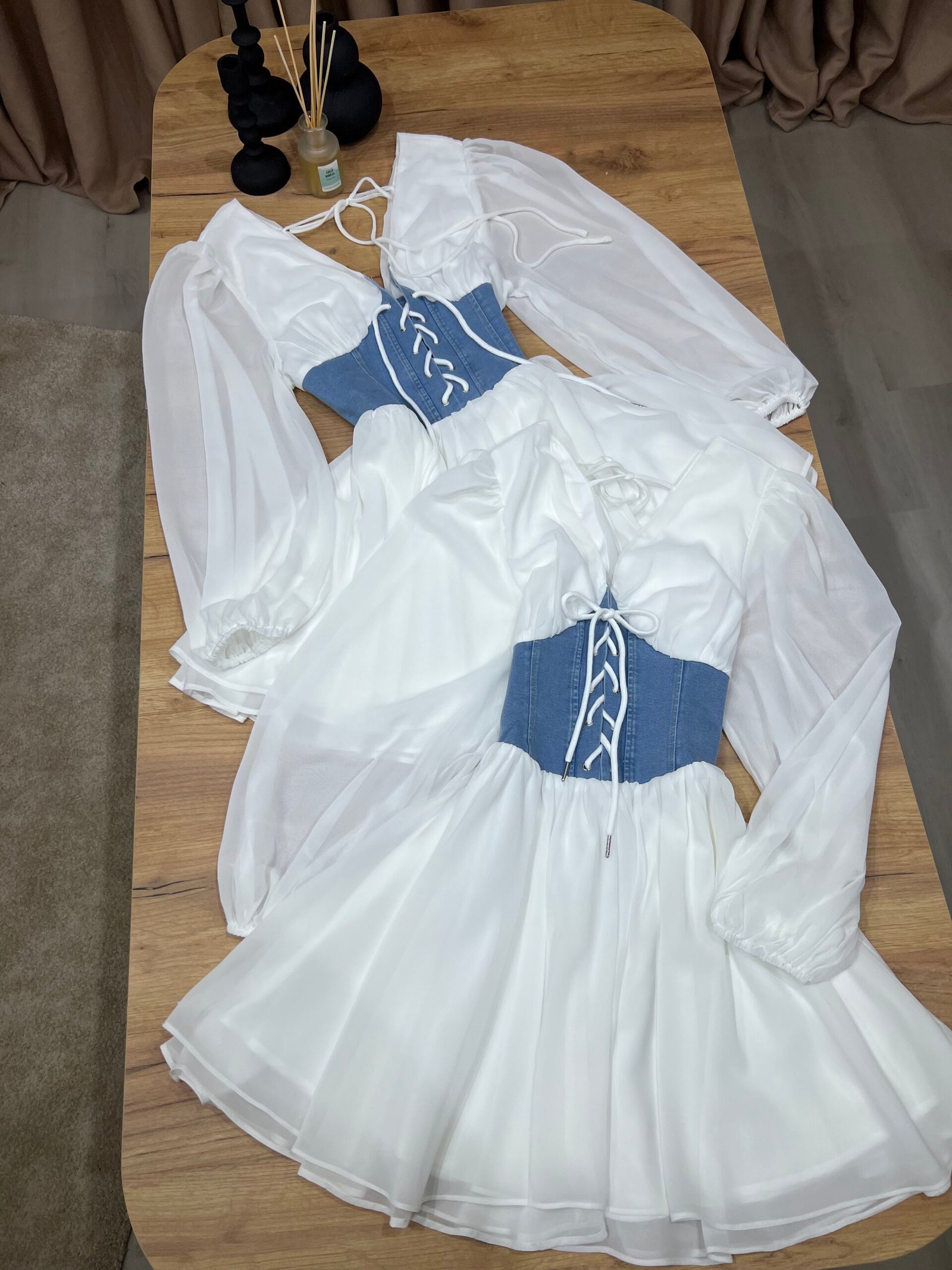 FUSTAN I SHKURTER ME KORSE DENIM DHE MËNGË TRANSPARENTE