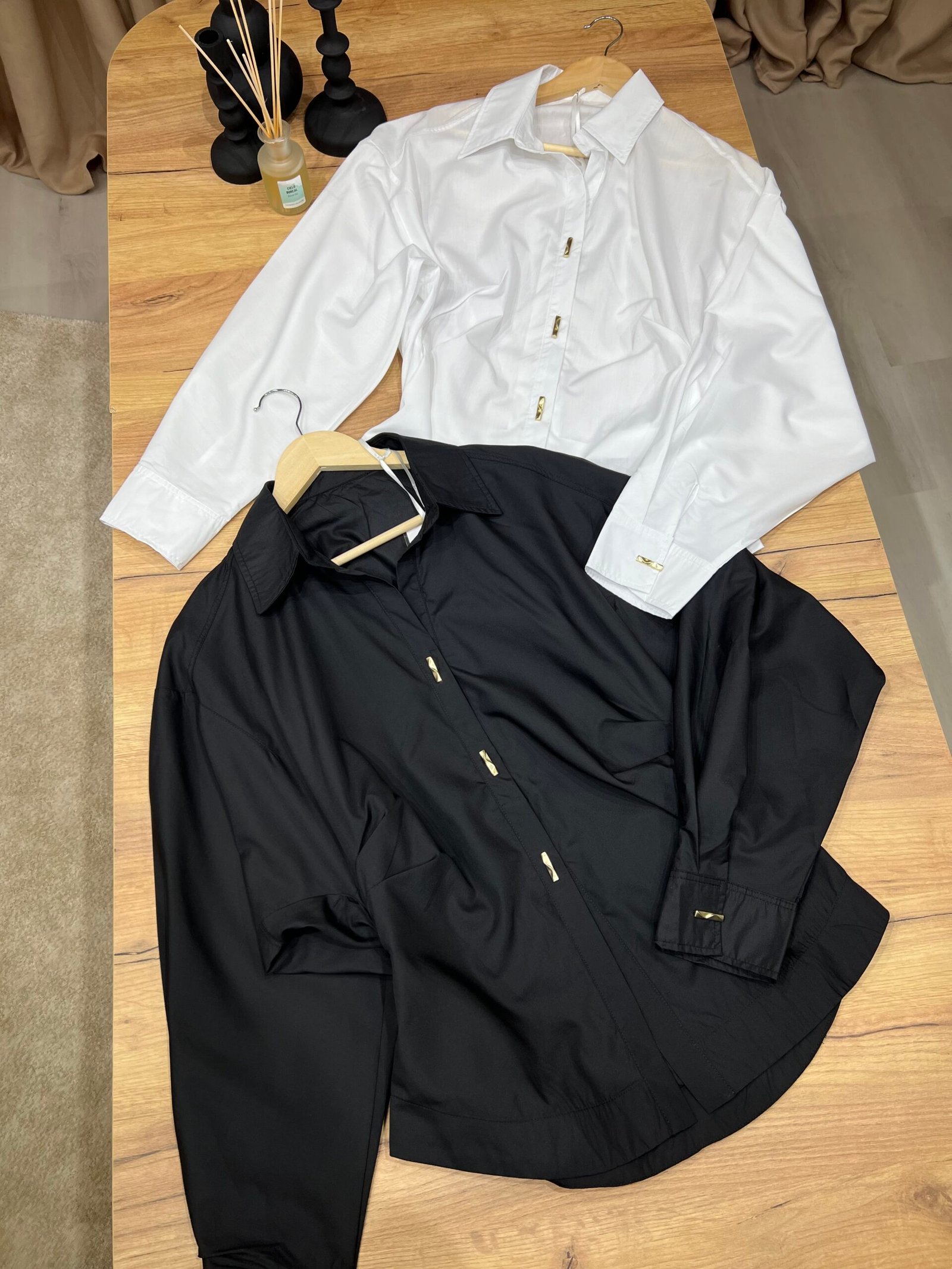 KEMISHE E STRUKTURUAR ME DETAJE METALIKE