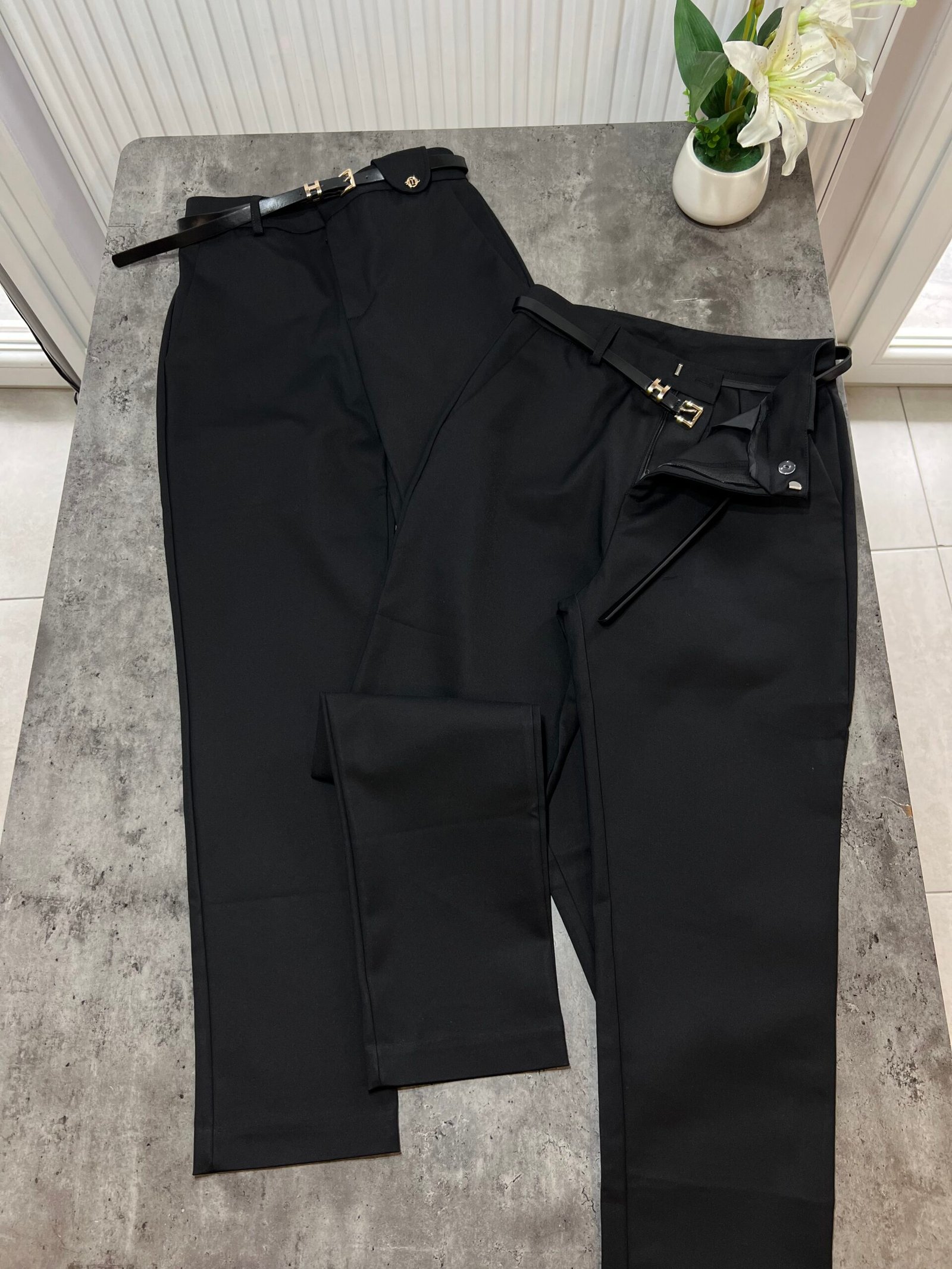 PANTALLONA KLASIKE ME RRIP TË HOLLË