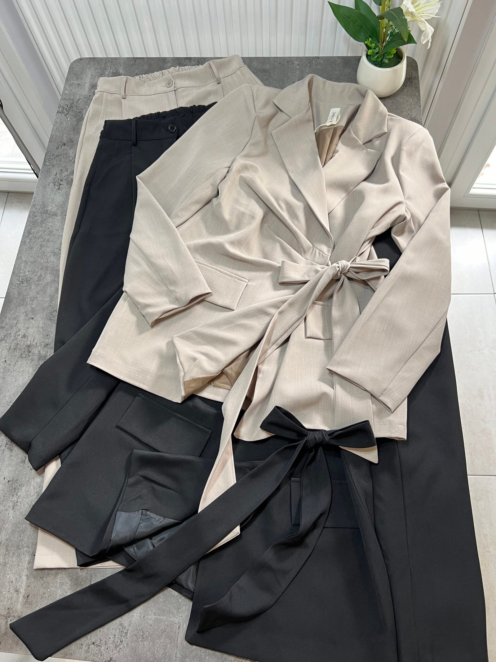 KOSTUM KLASIK ME XHAKETE DHE PANTALLONA