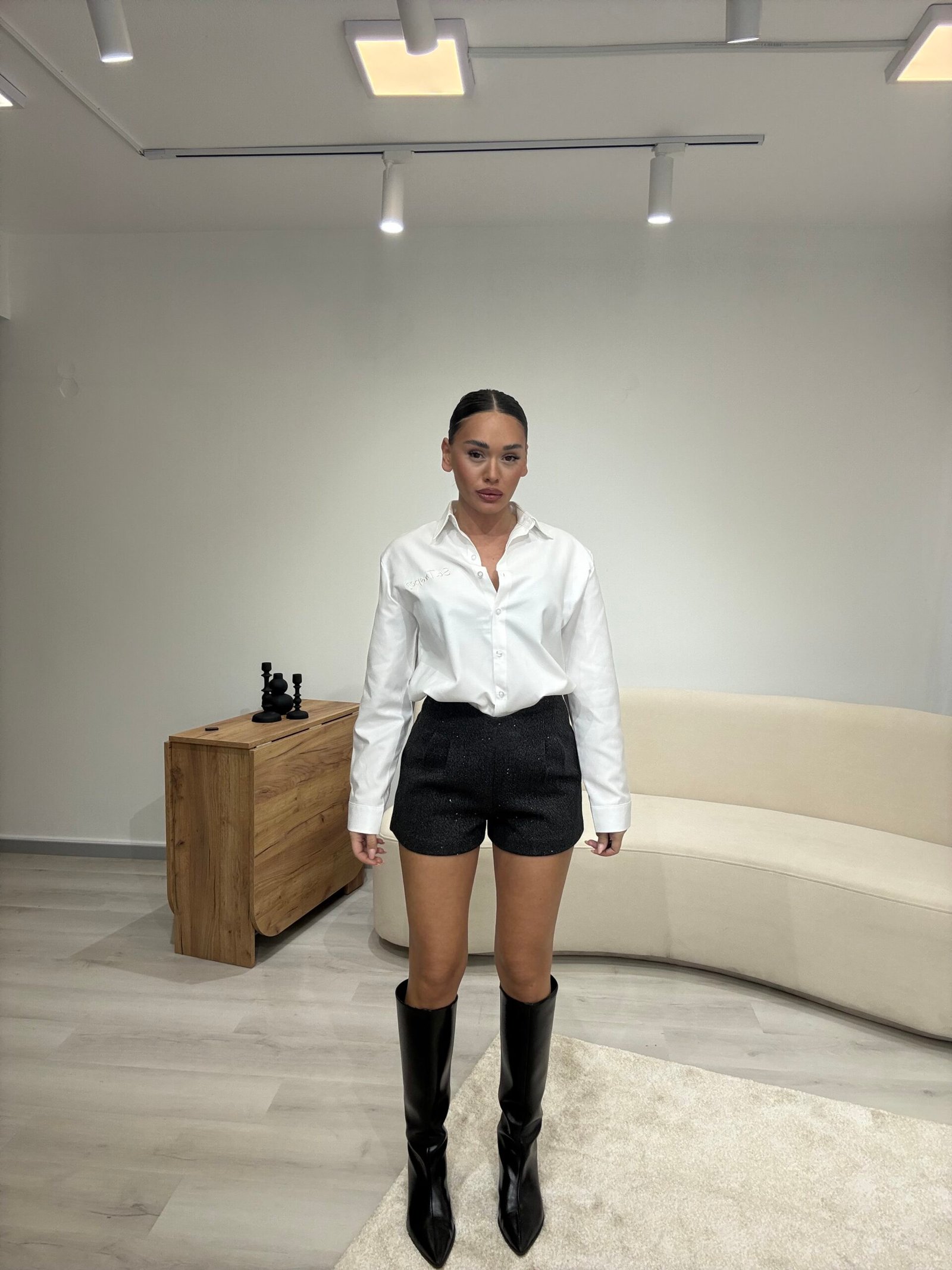 PANTALLONA TË SHKURTRA ELEGANTE ME SHKËLQIM