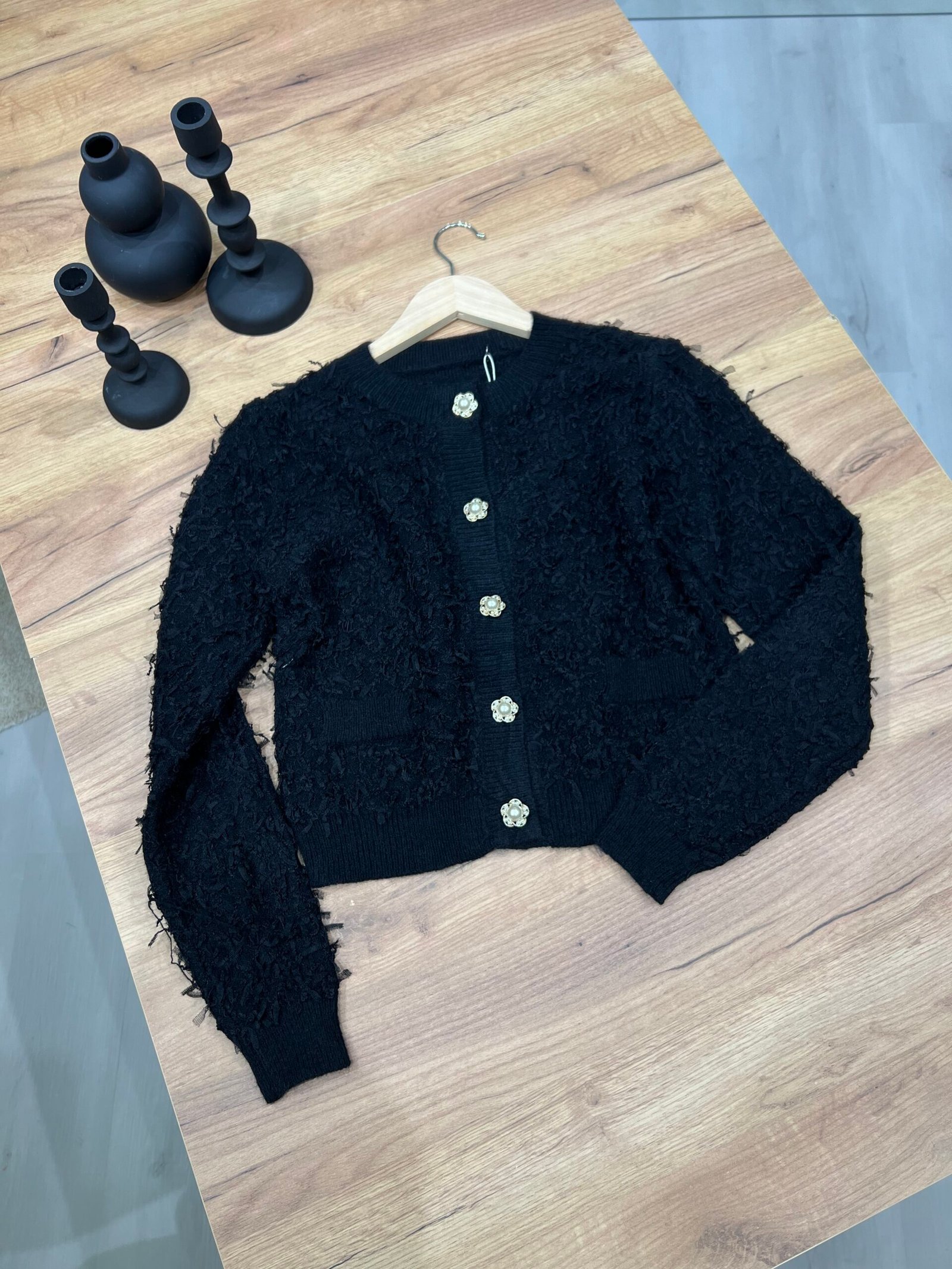 CARDIGAN ME TEKSTURË DHE KOPSA DEKORATIVE