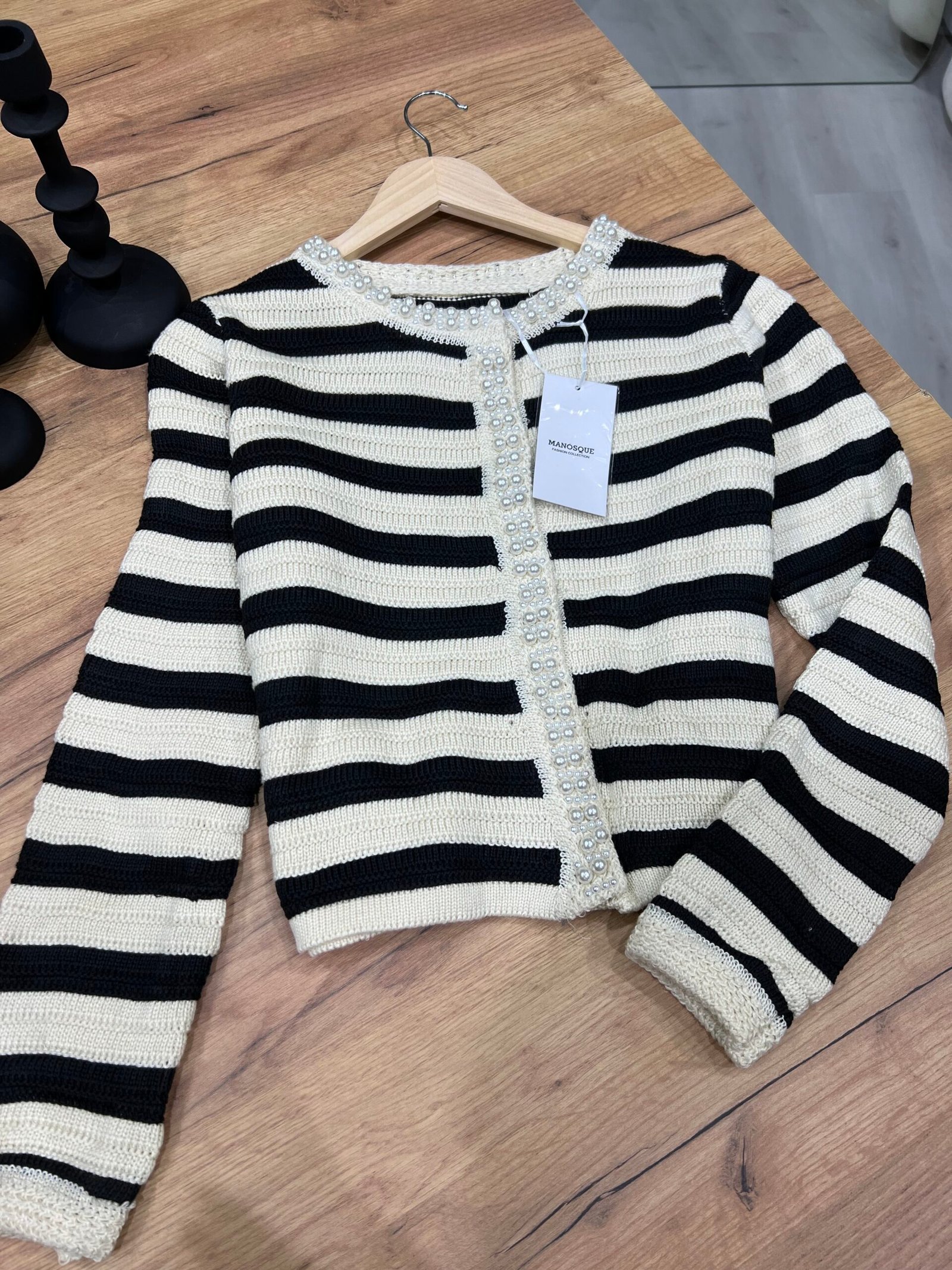 XHAKETË TRIKO ME VIJA DHE DETAJE PERLË