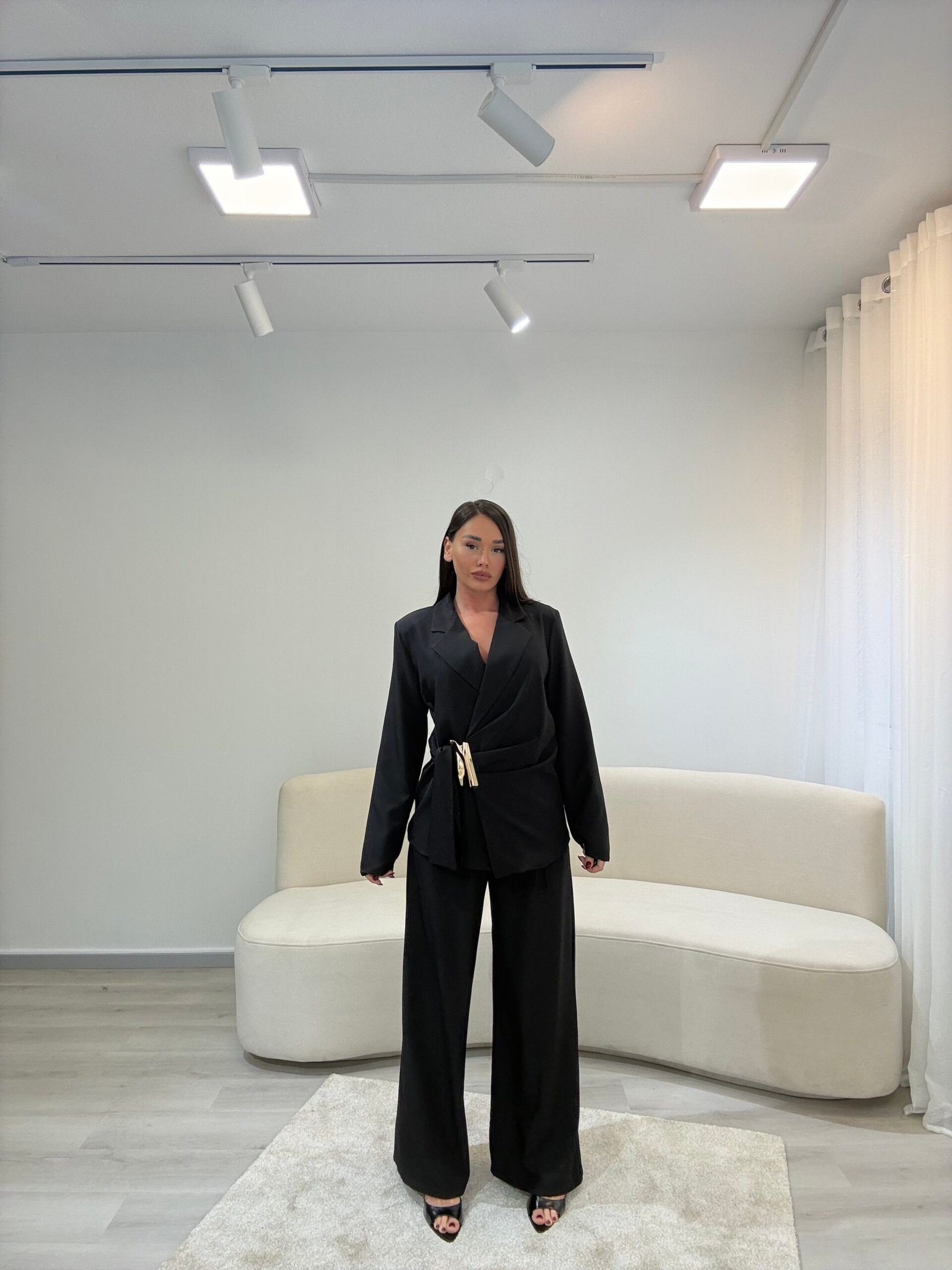 KOSTUM KLASIK ME DETAJ GOLD