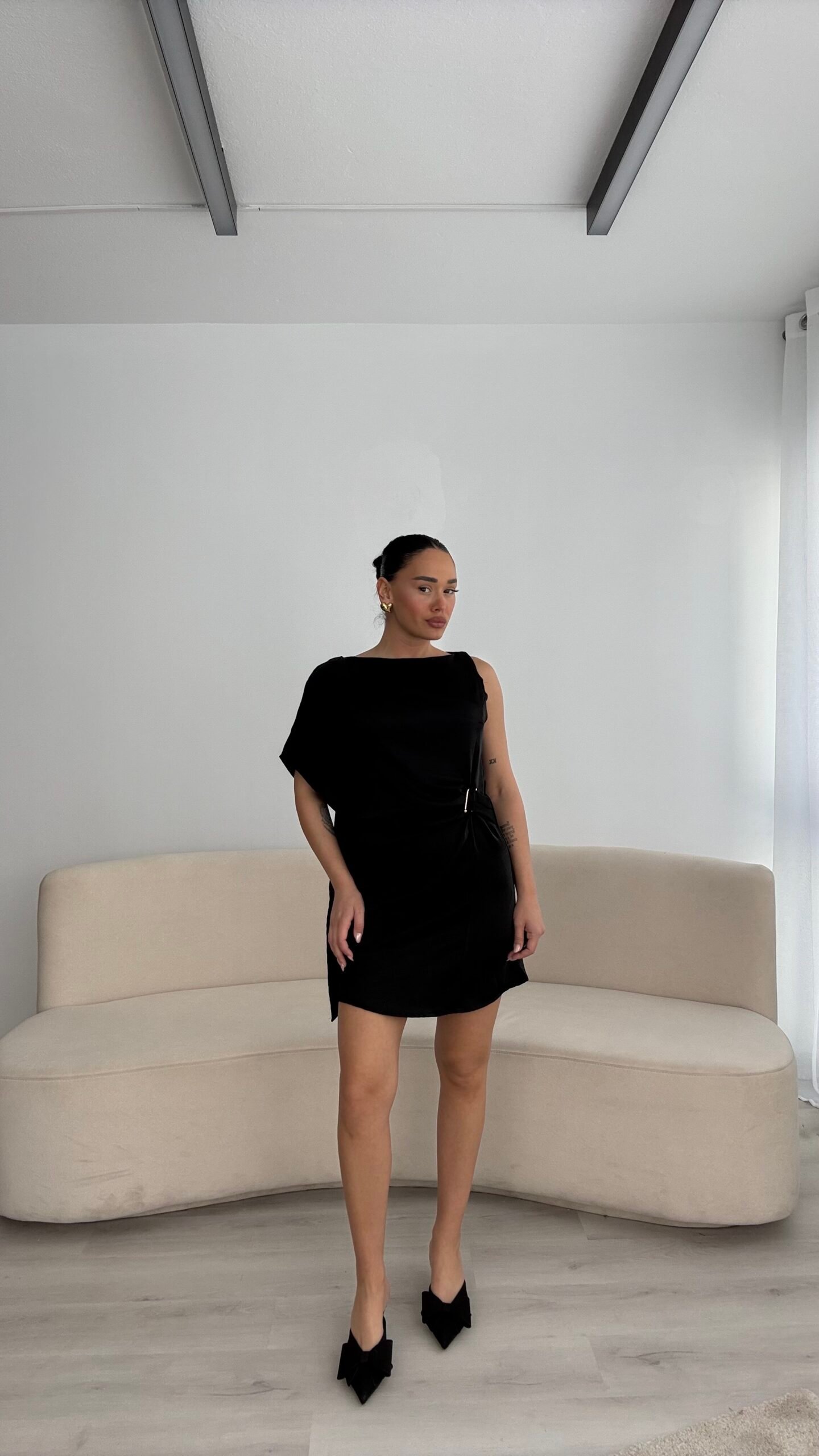 FUSTAN I SHKURTËR SATIN ME PRERJE ASIMETRIKE