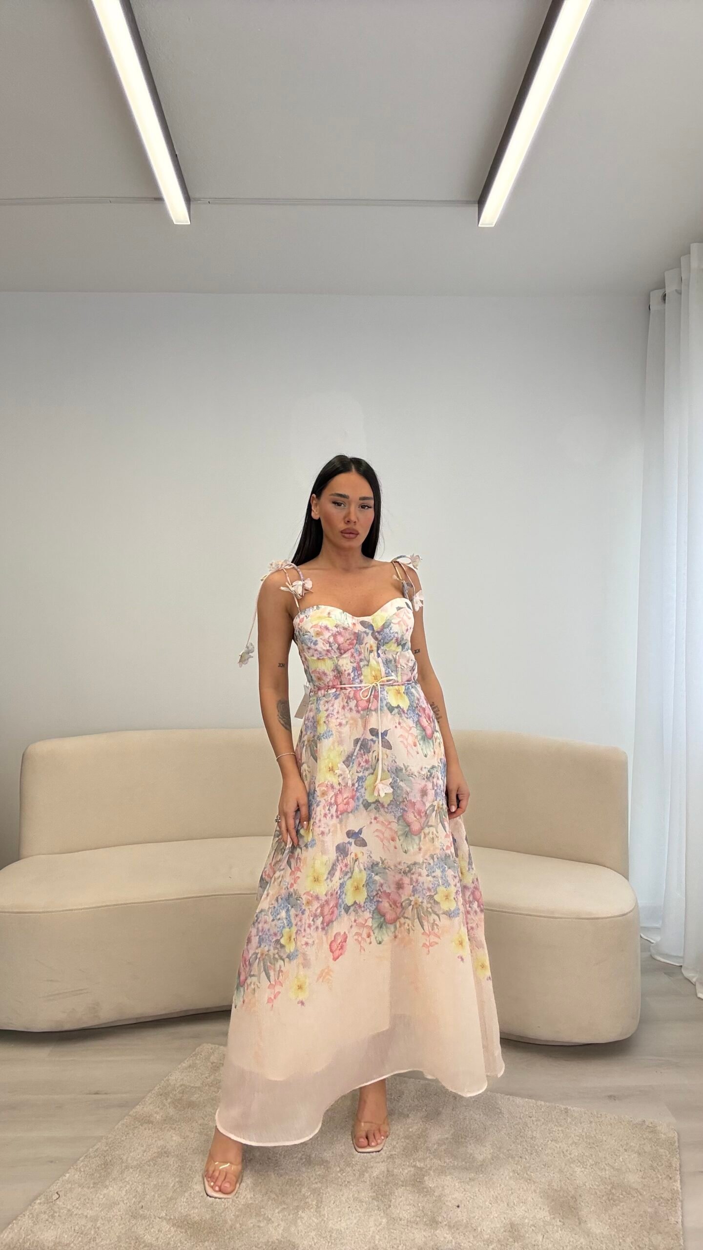 FUSTAN MAXI FLORAL ME DETAJE ROMANTIKE NË SUPE