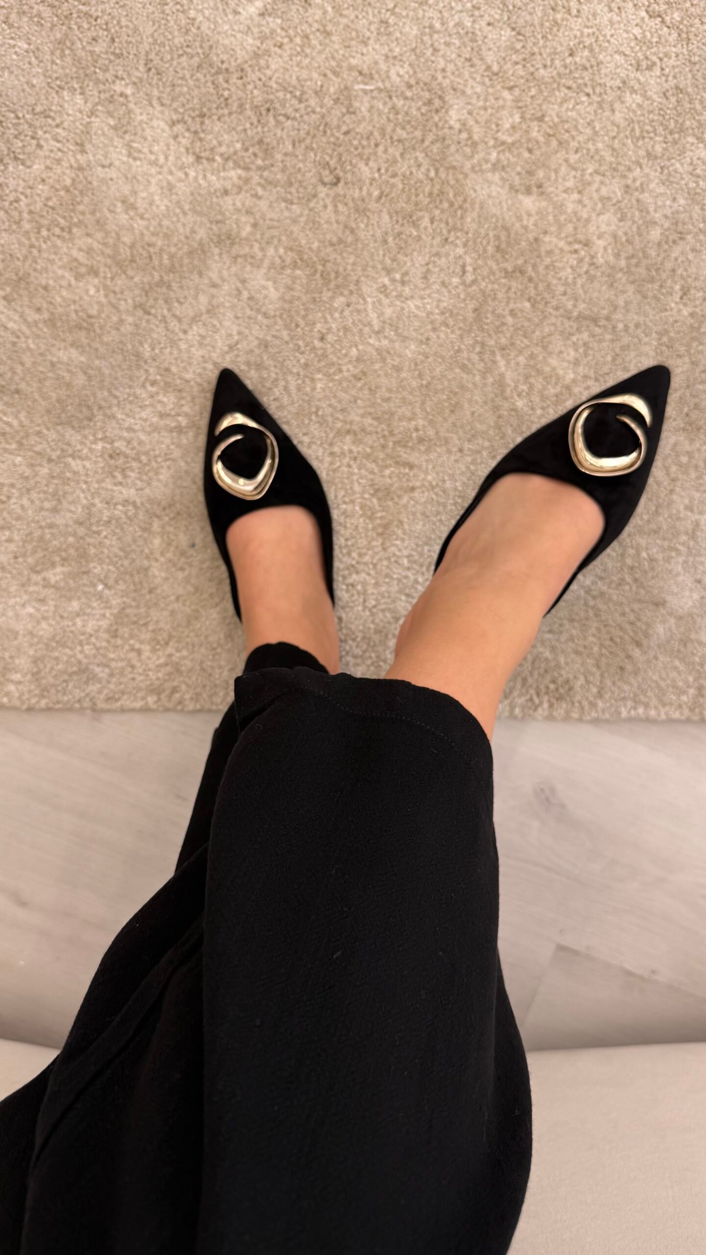 SHAPKA MULE VELVET ME TOGËZ GOLD